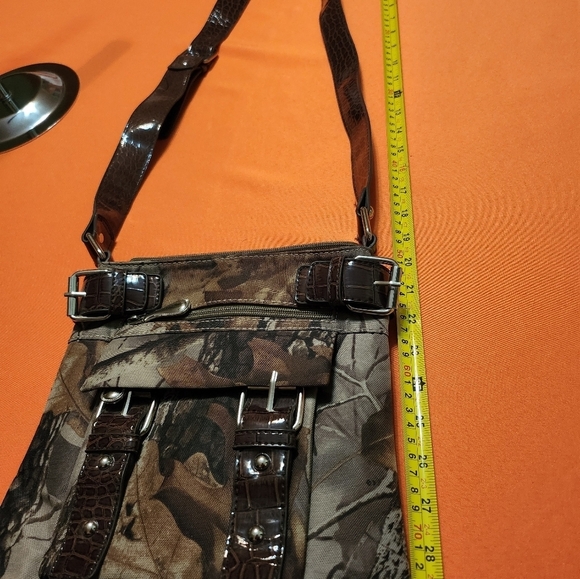 REALTREE CAMOFLAUGE Crossbody With Faux CROC Strap - Picture 6 of 9